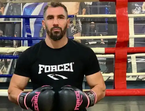 Προπονητές & αθλητές φοράνε γάντια με pink ribbons και στηρίζουν τις αληθινές μαχήτριες της ζωής.